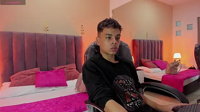 Snapshot of Xavier_Fox___ chatting on February 22, 2:19 pm Xavier Fox online show from February 22, 2:19 pm