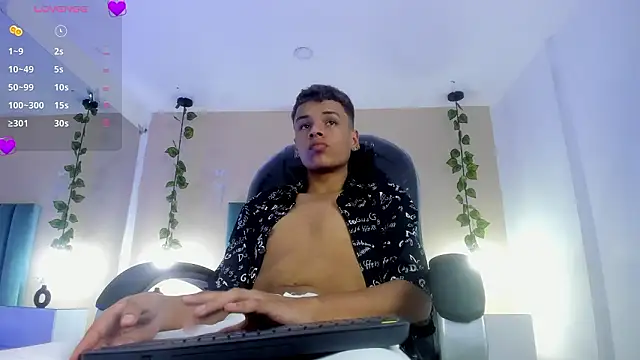 Snapshot of Xavier_Fox___ chatting on February 20, 8:11 pm Xavier Fox online show from February 20, 8:11 pm