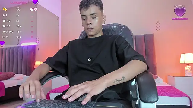 Snapshot of Xavier_Fox___ chatting on February 21, 8:33 pm Xavier Fox online show from February 21, 8:33 pm