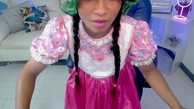 Snapshot of Miagreys1 chatting on October 31, 11:51 am Miagreys1 online show from October 31, 11:51 am