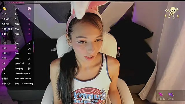 michelle cutee  online show from November 5, 8:01 pm