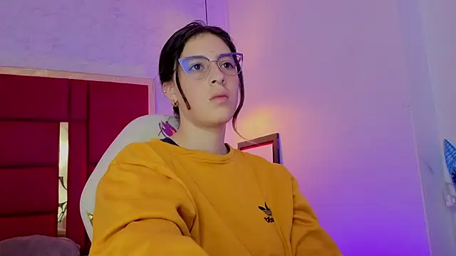 Snapshot of moon_winy chatting on April 23, 11:16 am moon winy online show from April 23, 11:16 am