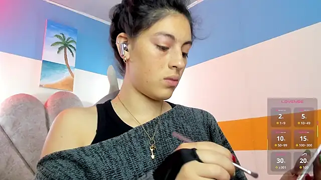 Snapshot of moon_winy chatting on October 22, 11:42 am moon winy online show from October 22, 11:42 am