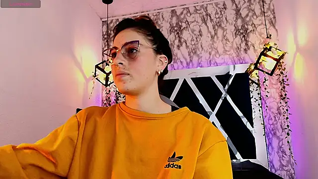 Snapshot of moon_winy chatting on May 11, 12:17 pm moon winy online show from May 11, 12:17 pm