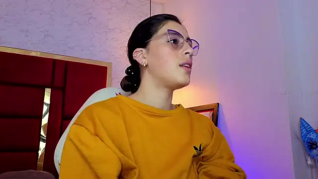 Snapshot of moon_winy chatting on May 12, 11:16 am moon winy online show from May 12, 11:16 am