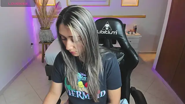 karlyy  online show from December 19, 7:05 pm