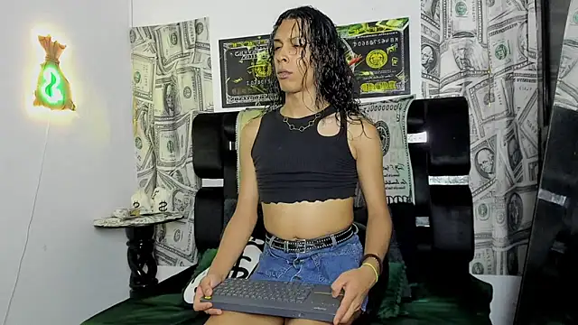 Snapshot of Latin_Doll13 chatting on October 16, 11:57 pm Latin Doll13 online show from October 16, 11:57 pm