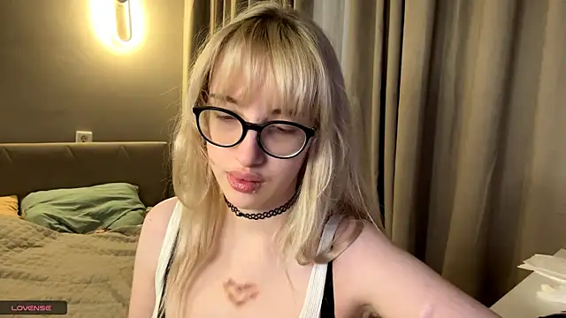 Milkmoriee online show from November 15, 3:27 pm