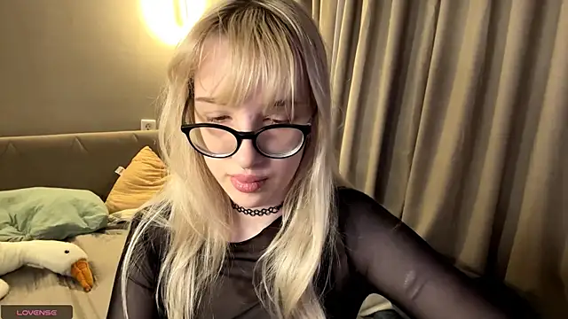 Milkmoriee online show from November 17, 3:38 pm