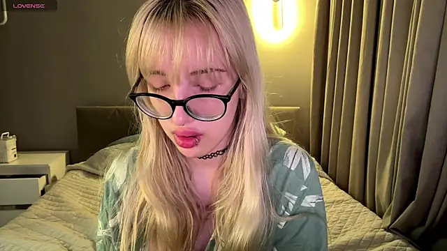 Milkmoriee online show from November 21, 3:44 pm