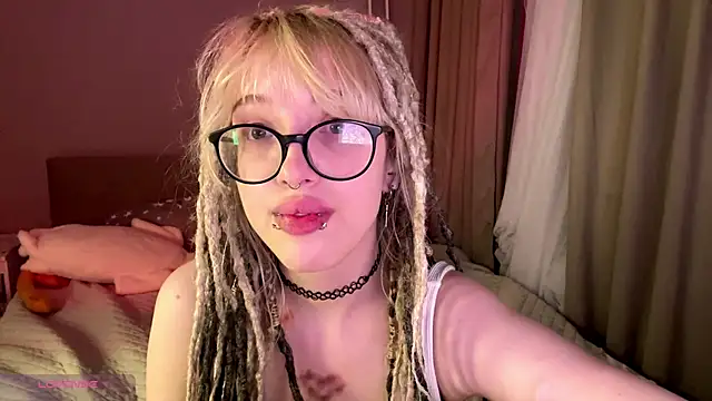 Milkmoriee online show from December 2, 3:25 pm