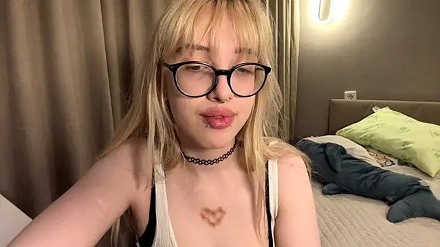 Milkmoriee online show from November 19, 4:07 pm