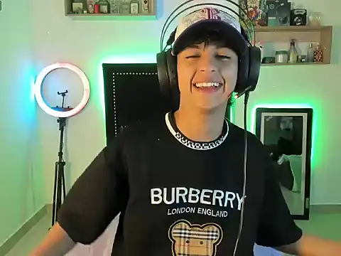 Snapshot of Alejo_Desire chatting on November 13, 5:00 am Alejo Desire online show from November 13, 5:00 am