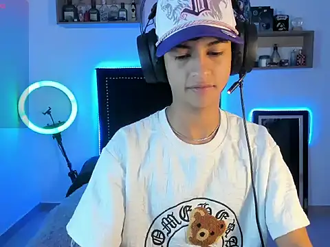 Snapshot of Alejo_Desire chatting on November 10, 3:55 am Alejo Desire online show from November 10, 3:55 am