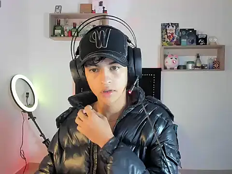 Snapshot of Alejo_Desire chatting on November 8, 12:58 am Alejo Desire online show from November 8, 12:58 am