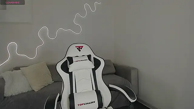 Snapshot of bella_xx__ chatting on December 15, 3:12 am bella xx online show from December 15, 3:12 am