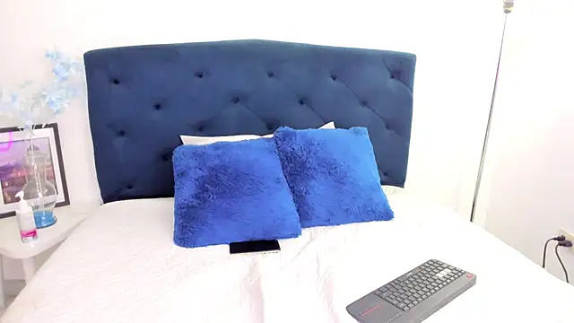 Snapshot of Scarlett_Glows1 chatting on November 15, 7:18 pm Scarlett Glows1 online show from November 15, 7:18 pm