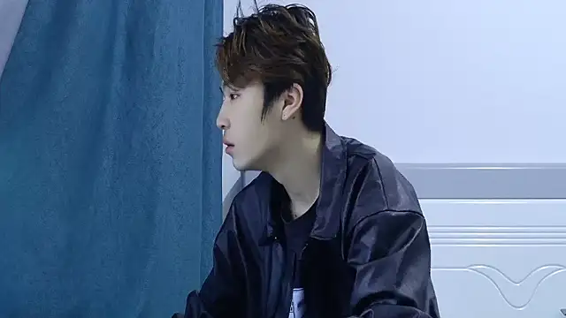 Snapshot of Stuffy-111 chatting on April 7, 9:33 am Stuffy-111 online show from April 7, 9:33 am