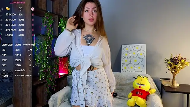 Snapshot of TinyMollys chatting on November 4, 9:46 am TinyMollys online show from November 4, 9:46 am