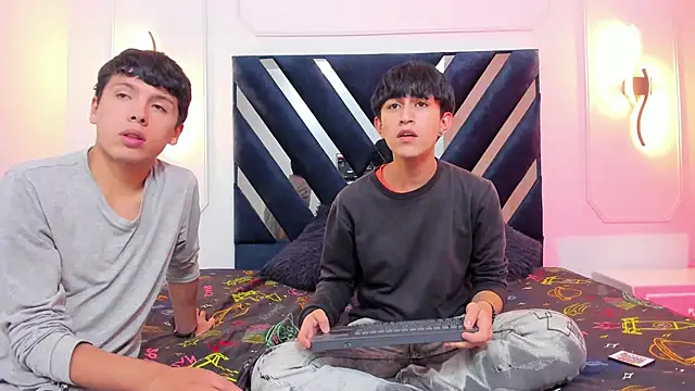 hoot booys  online show from November 17, 3:32 am