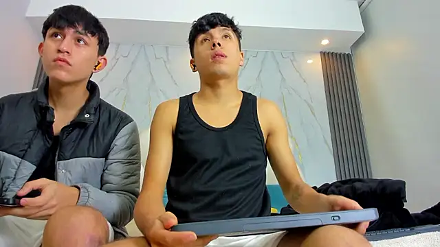 hoot booys  online show from March 11, 4:06 am