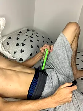 leozin01 online show from December 3, 11:14 pm