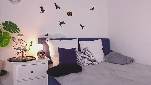 carolineliora online show from October 28, 10:25 am