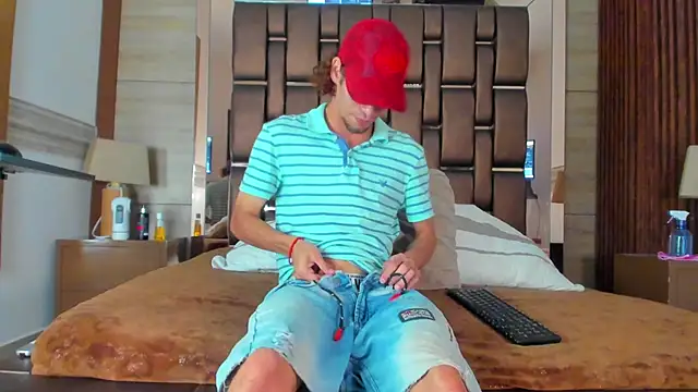 elias sn0w online show from October 31, 8:05 pm