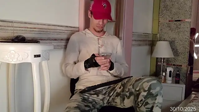 elias sn0w online show from October 30, 7:44 pm