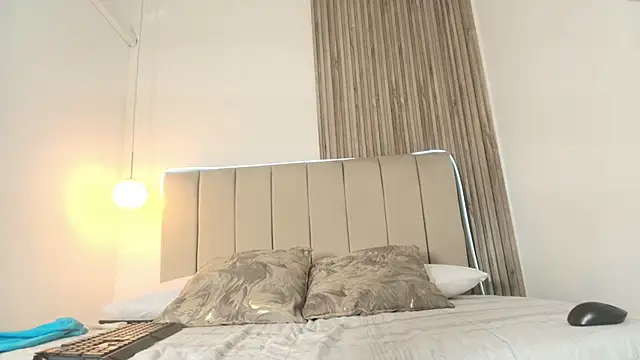 EvaaSinclair online show from March 2, 8:05 pm