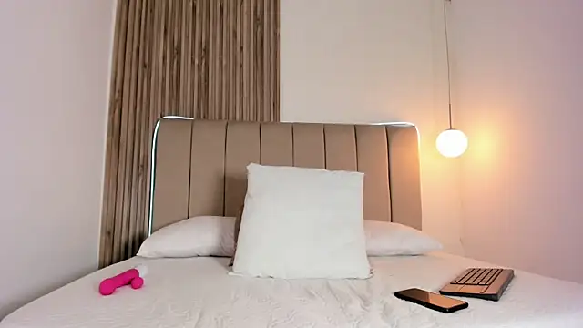 EvaaSinclair online show from March 14, 8:15 pm