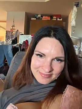 kinkysarahx online show from April 18, 4:09 pm