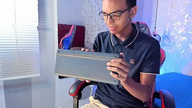 Snapshot of velkanX chatting on October 29, 9:47 pm velkanX online show from October 29, 9:47 pm