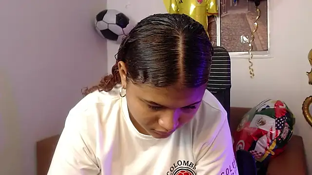 Snapshot of miel_alisha chatting on June 18, 12:21 pm miel alisha online show from June 18, 12:21 pm