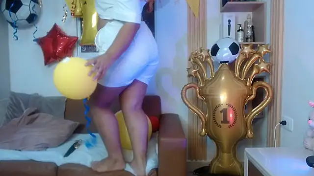 Snapshot of miel_alisha chatting on June 15, 12:38 pm miel alisha online show from June 15, 12:38 pm