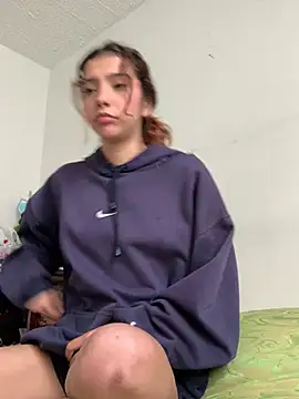 Snapshot of MiaaCute- chatting on May 4, 8:33 pm MiaaCute- online show from May 4, 8:33 pm