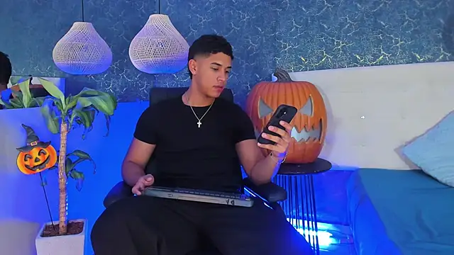 Snapshot of Zayne_cross chatting on October 18, 5:31 am Zayne cross online show from October 18, 5:31 am