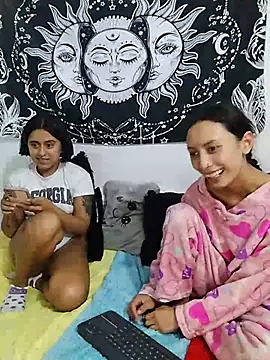 Snapshot of emily_n_abby chatting on June 19, 5:24 am emily n abby online show from June 19, 5:24 am