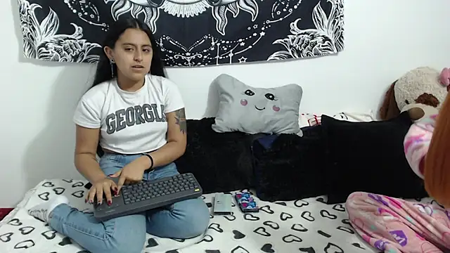 Snapshot of emily_n_abby chatting on October 29, 12:15 pm emily n abby online show from October 29, 12:15 pm