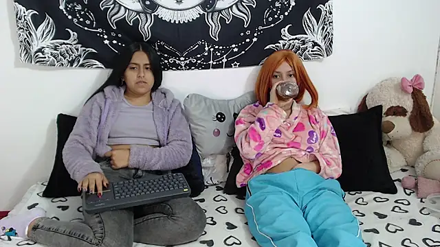 Snapshot of emily_n_abby chatting on October 28, 12:37 pm emily n abby online show from October 28, 12:37 pm