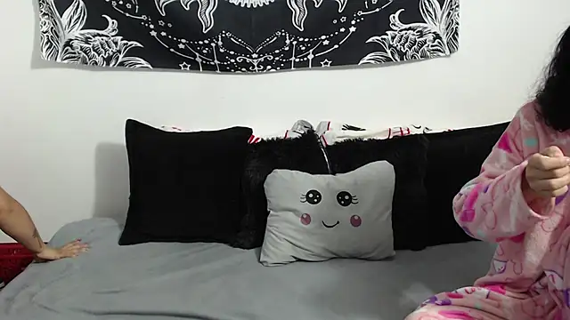 Snapshot of emily_n_abby chatting on November 29, 12:16 pm emily n abby online show from November 29, 12:16 pm