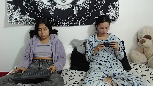 Snapshot of emily_n_abby chatting on June 4, 1:38 pm emily n abby online show from June 4, 1:38 pm