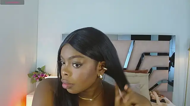 Maiacharris  online show from December 17, 7:30 pm