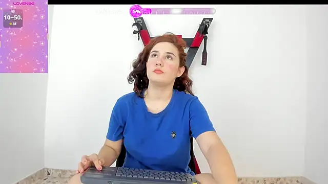 Snapshot of Lily_Red_Butterfly chatting on October 20, 4:03 am Lily Red Butterfly online show from October 20, 4:03 am