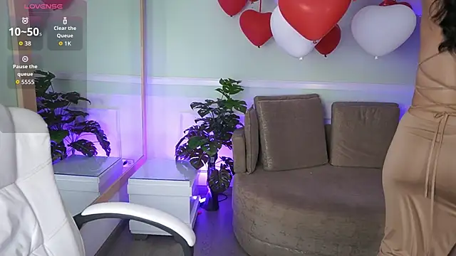 EmilyTurneer online show from February 21, 7:05 pm