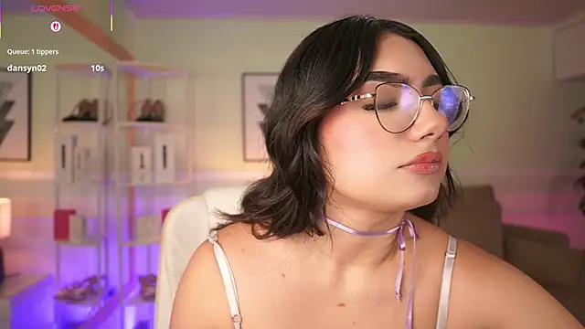 EmilyTurneer online show from April 16, 9:39 pm