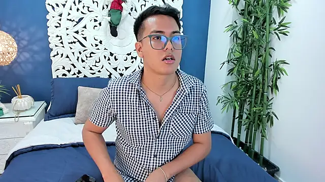 Snapshot of JohnBelRose chatting on November 17, 7:40 pm JohnBelRose online show from November 17, 7:40 pm