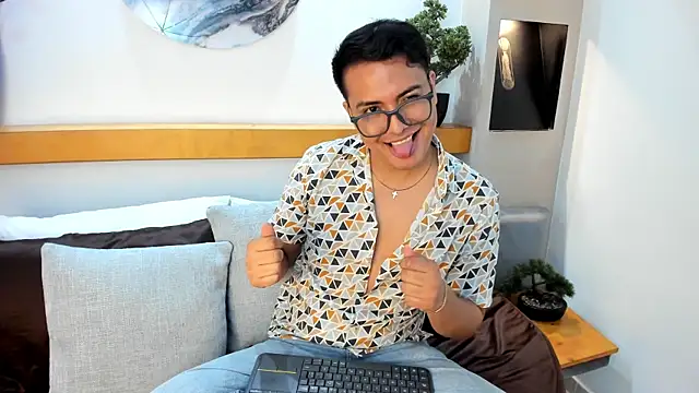 Snapshot of JohnBelRose chatting on November 18, 7:17 pm JohnBelRose online show from November 18, 7:17 pm