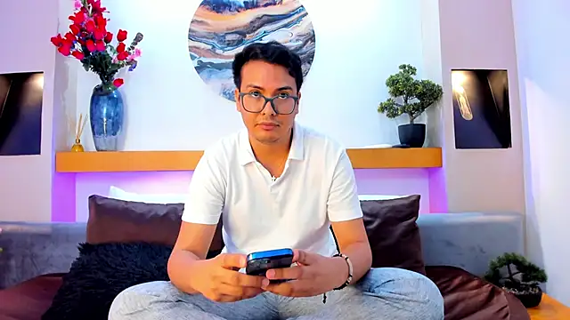 Snapshot of JohnBelRose chatting on November 7, 8:02 pm JohnBelRose online show from November 7, 8:02 pm