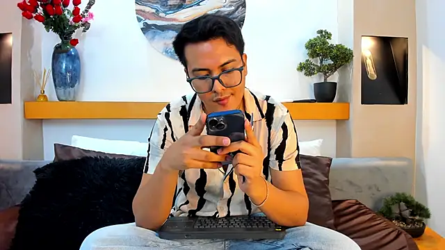 Snapshot of JohnBelRose chatting on November 6, 7:29 pm JohnBelRose online show from November 6, 7:29 pm